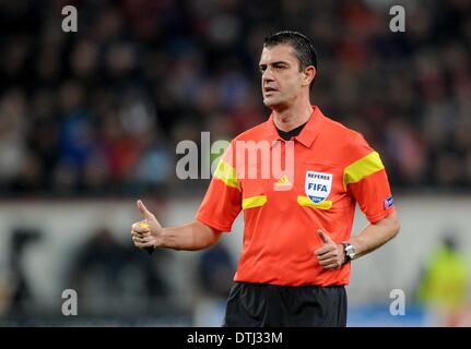 Leverkusen, Deutschland. 18. Februar 2014. Schiedsrichter Viktor Kassai Gesten an die Spieler auf dem Platz in der Champions League letzten sechzehn Match zwischen Bayer 04 Leverkusen und Paris Saint-Germain in Leverkusen, Deutschland, 18. Februar 2014 Runde. Foto: Jonas Guettler/Dpa/Alamy Live News Stockfoto