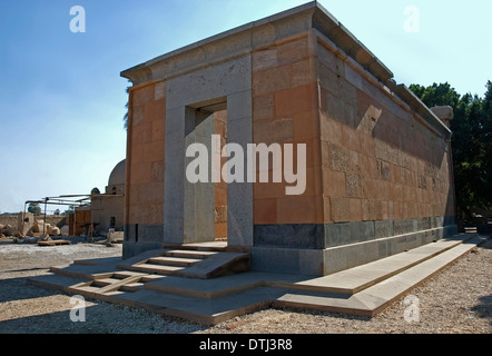 Restaurierte Kapelle Rouge oder rote Kapelle der Königin Hatschepsut im Freilichtmuseum am Ostufer in Karnak Tempel Luxor Stockfoto