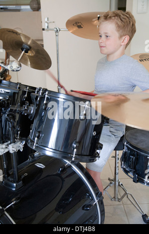 Jungen spielen Schlagzeug zu Hause Stockfoto
