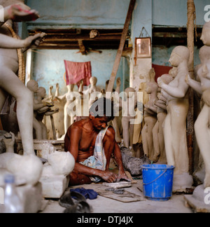 Hindu Idol-Hersteller in Kumartuli Kumortuli in Kalkutta Kalkutta in Westbengalen in Indien in Südasien. Kunst Künstler Beruf Arbeit Reisen Bildhaueratelier Stockfoto