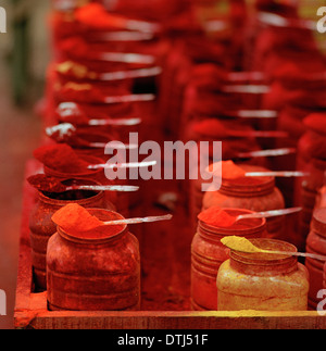 Hindu Tikka Pulver mit Kalighat Tempel Kolkata Kalkutta in Westbengalen in Indien in Südasien. Rot gelb Religion religiöse Farbe Farbe Kunst Reisen Stockfoto