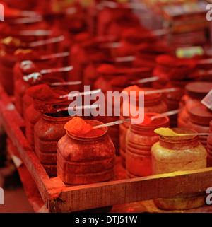 Hindu Tikka Pulver mit Kalighat Tempel Kolkata Kalkutta in Westbengalen in Indien in Südasien. Rot gelb Religion religiöse Farbe Farbe Kunst Reisen Stockfoto