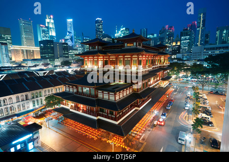 Buddha Toothe Relic Tempel in Chinatown mit Geschäftsviertel Singapurs im Hintergrund. Stockfoto