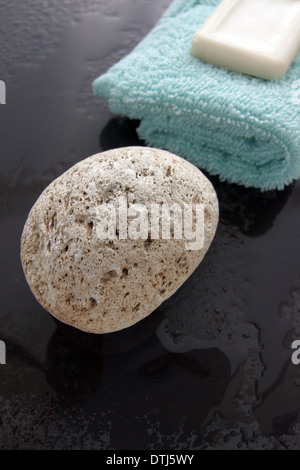 Vulkanischer Bims in Nahaufnahme mit einem Handtuch und Seife Stockfoto