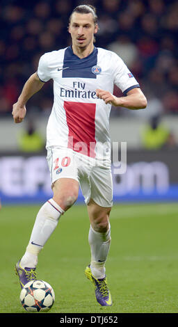 Leverkusen, Deutschland. 18. Februar 2014. Saint-Germain Zlatan Ibrahimovic in Aktion während der Champions League letzten Runde der sechzehn Match zwischen Bayer 04 Leverkusen und Paris Saint-Germain in Leverkusen, Deutschland, 18. Februar 2014. Foto: Federico Gambarini/Dpa/Alamy Live News Stockfoto