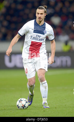 Leverkusen, Deutschland. 18. Februar 2014. Saint-Germain Zlatan Ibrahimovic in Aktion während der Champions League letzten Runde der sechzehn Match zwischen Bayer 04 Leverkusen und Paris Saint-Germain in Leverkusen, Deutschland, 18. Februar 2014. Foto: Federico Gambarini/Dpa/Alamy Live News Stockfoto