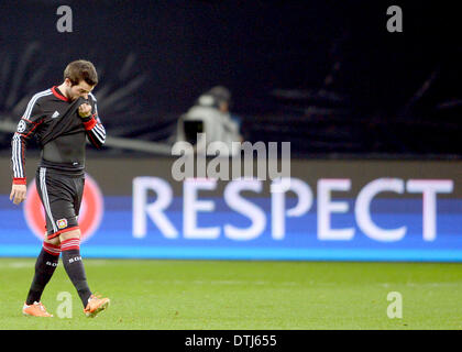 Leverkusen, Deutschland. 18. Februar 2014. Leverkusens Gonzalo Castro Spaziergänge außerhalb des Spielfelds nach der 0: 4 Niederlage in der Champions League letzte Runde 16 Match zwischen Bayer 04 Leverkusen und Paris Saint-Germain in Leverkusen, Deutschland, 18. Februar 2014. Foto: Federico Gambarini/Dpa/Alamy Live News Stockfoto