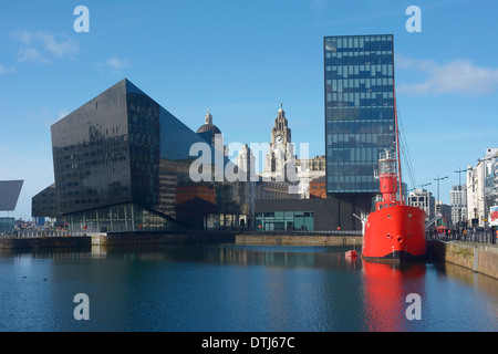 Blick über Canning Dock in Liverpool zeigt die neuen Gebäude auf Mann-Insel und die historischen Gebäude hinter. Stockfoto