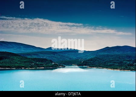 Europa, Frankreich, Var, regionalen natürlichen Parks von Verdon, Gorges du Verdon. See von Sainte Croix. Stockfoto