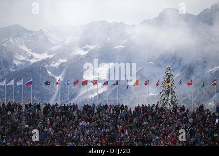 Sotschi, Russland. 19. Februar 2014. Zuschauer in den Stand vor dem Team Sprint Classic Cross Country-Veranstaltung am Laura Langlauf Ski & Biathlon Center an die Olympischen Spiele 2014 in Sotschi, Krasnaya Polyana, Russland, 19. Februar 2014. Bildnachweis: Dpa picture Alliance/Alamy Live News Stockfoto