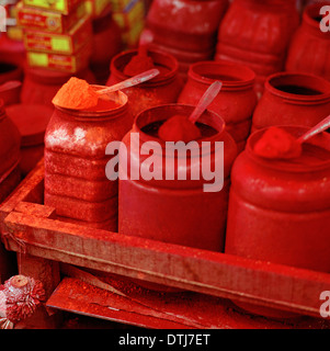 Hindu Tikka Pulver mit Kalighat Tempel Kolkata Kalkutta in Westbengalen in Indien in Südasien. Rot gelb Religion religiöse Farbe Farbe Kunst Reisen Stockfoto