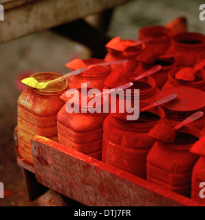 Hindu Tikka Pulver mit Kalighat Tempel Kolkata Kalkutta in Westbengalen in Indien in Südasien. Rot gelb Religion religiöse Farbe Farbe Kunst Reisen Stockfoto