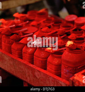 Hindu Tikka Pulver mit Kalighat Tempel Kolkata Kalkutta in Westbengalen in Indien in Südasien. Rot gelb Religion religiöse Farbe Farbe Kunst Reisen Stockfoto