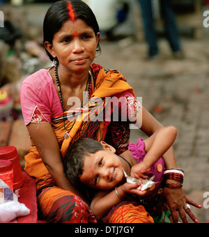 Tikka-Verkäufer und Tochter im Kalighat Hindu-Tempel in Kolkata Kalkutta in Westbengalen in Indien in Südasien. Echte Menschen Mutter-Tochter-Kindheit Stockfoto