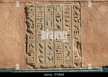 Eingeschnittene Blöcke bilden Teil der rekonstruierten Rote Kapelle oder Chapelle Rouge der Königin Hatshepsut in Open Air Museum Karnak Stockfoto