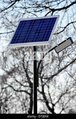 Park öffentliche Lichtmast mit Photovoltaik-panel Stockfoto