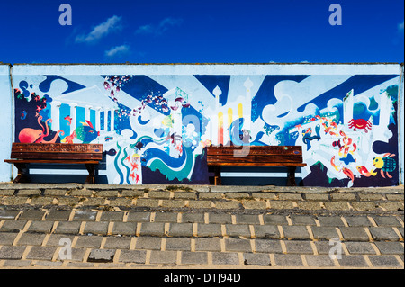 Canvey Island - eine bunte Wandgemälde gemalt auf der Sea Wall Hochwasserschutz auf Canvey Island, Essex, an. Stockfoto