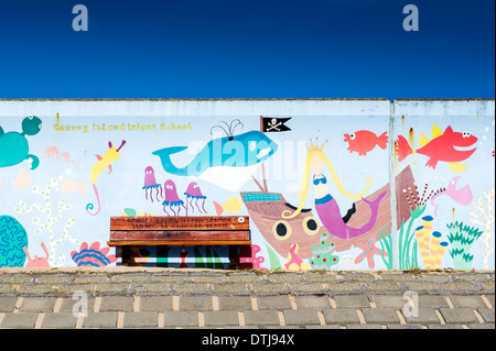 Canvey Island - eine bunte Wandgemälde gemalt auf dem Meer Wand auf Canvey Island, Essex, an. Das Wandbild ist von Canvey Island Kinder Schule gemalt. Stockfoto