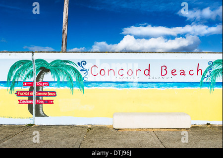 Canvey Island - eine bunte Wandgemälde gemalt auf der Sea Wall Hochwasserschutz an der Übereinstimmung Strand auf Canvey Island, Essex, an. Stockfoto