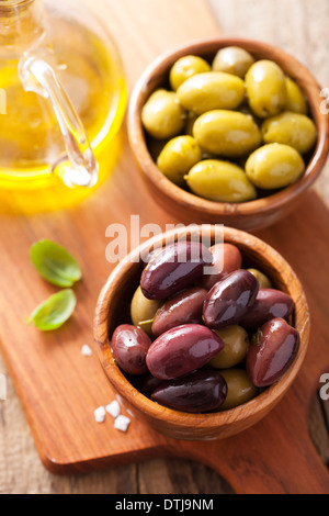 schwarze und grüne Oliven in Schalen mariniert Stockfoto