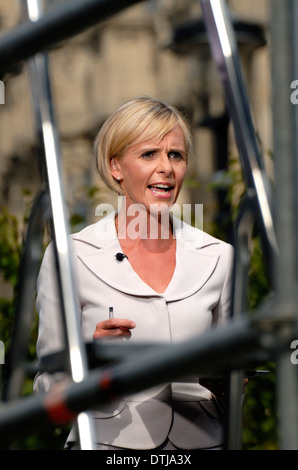 Anna Jones - Sky News-Moderatorin tut eine außen Sendung am College Green von den Houses of Parliament in London (August 2012) Stockfoto