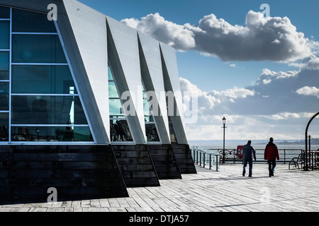 Zwei Männer zu Fuß vorbei an der The Royal Pavilion am Ende von Southend Pier., Essex. Stockfoto