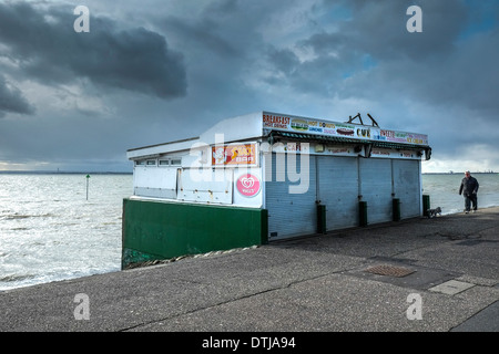 Einem geschlossenen Café am Southend direkt am Meer. Stockfoto