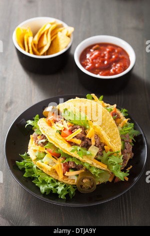 Taco-Schalen mit Rindfleisch und Gemüse Stockfoto