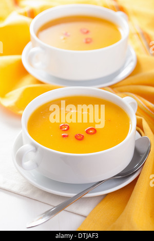 Kürbissuppe in Schüssel weiß Stockfoto