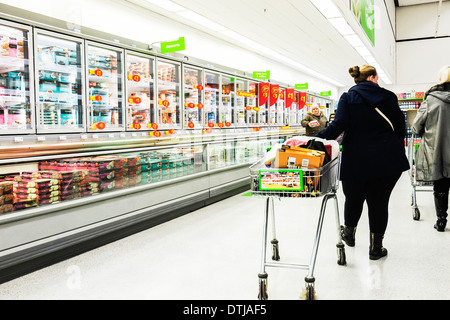 Shopper in einem Asda Supermarkt. Stockfoto