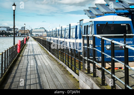 Einer der elektrischen Züge an der Pier Head Station auf Southend Pier. Stockfoto