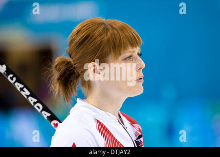 Sotschi, Krasnodar Krai, Rußland. 19. Februar 2014. Kanadas Dawn McEWEN in das Halbfinale der Frauen des Curling-Wettbewerb zwischen Großbritannien und Kanada vom Ice Cube Curling Zentrum, Coastal Clustre - XXII Olympische Winter-Spiele-Credit: Action Plus Sport/Alamy Live News Stockfoto