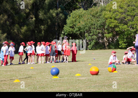 australische Schulkinder, die Teilnahme an Aktivitäten der Schulsporttag Stockfoto