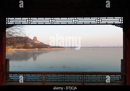Blick von einem Korridor auf dem gefrorenen Kunming-See und Langlebigkeit Hill im Sommerpalast in Peking. China Stockfoto