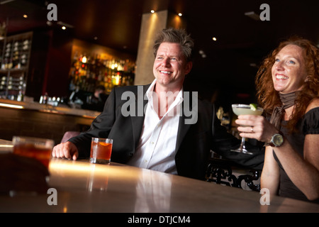 EIN PAAR GENIEßT EINEN DRINK IN EINER WEIN-BAR Stockfoto