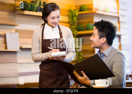 Junger Mann bestellen im Kaffee shop Stockfoto