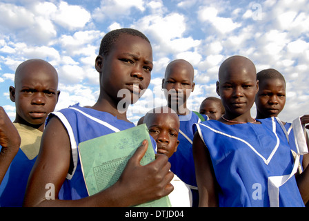 Uganda Karamoja Kotido, Karimojong Menschen, pastorale Stamm, Kinder auf dem Weg zur Schule Stockfoto