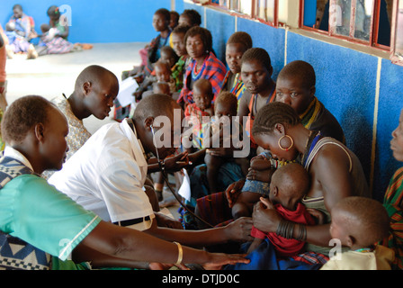 Uganda Karamoja Kotido, Karimojong Menschen, pastorale Stamm, Frauen und Kinder im Missionshospital Stockfoto