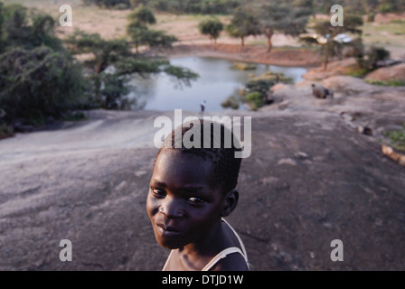 Uganda Karamoja Kotido, Karimojong Menschen, pastorale Stamm, Boy bei Wasserstelle Stockfoto