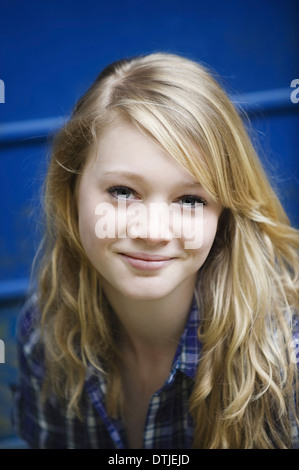 Eine junge Frau mit langen blonden Haaren England Stockfoto