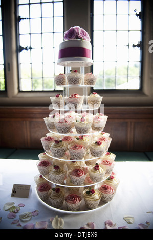 Gefrostet Muffins auf einem sieben Tier Kuchen Stand ein Cupcake-Hochzeitstorte-England Stockfoto