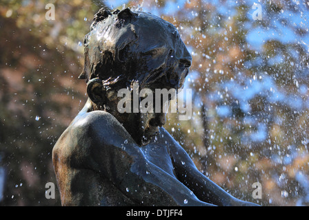 Fragment einer Wasserfontäne in der Budaer Burg, nahe dem Eingang gefunden. Stockfoto