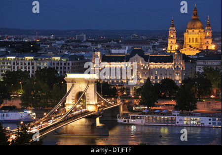 Blick auf Budapest den Sonnenuntergang mit Kettenbrücke und Basilika Stockfoto