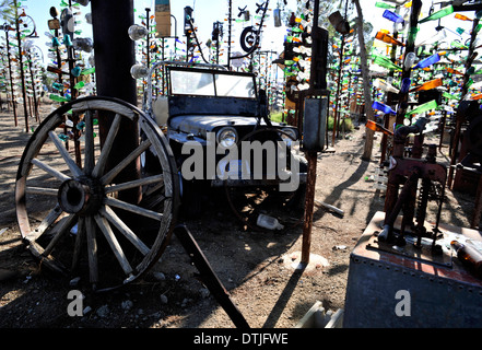 Elmers Flasche Garten oder Flaschenbaum Ranch erstellt von Elmer Long, Route 66, Barstow, Kalifornien. Stockfoto