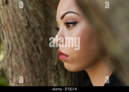 Eine junge Frau trägt Make-up in einer Lederjacke Pennsylvania USA Stockfoto