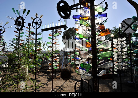 Elmers Flasche Garten oder Flaschenbaum Ranch erstellt von Elmer Long, Route 66, Barstow, Kalifornien. Stockfoto