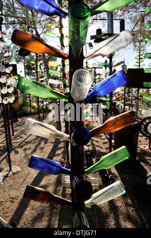 Elmers Flasche Garten oder Flaschenbaum Ranch erstellt von Elmer Long, Route 66, Barstow, Kalifornien. Stockfoto