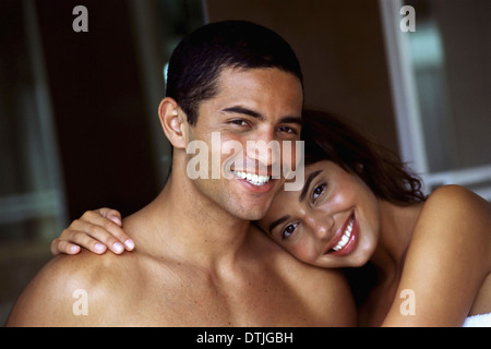 Ein paar Mann und Frau umarmen und Lachen England Stockfoto