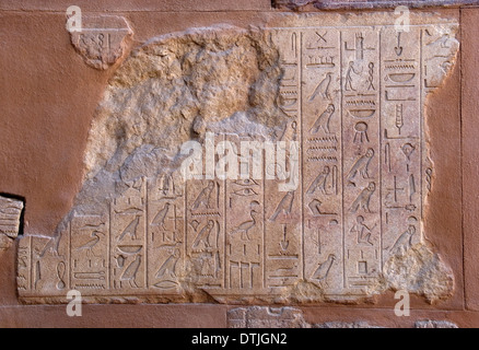 Eingeschnittene Blöcke bilden Teil der rekonstruierten Rote Kapelle oder Chapelle Rouge der Königin Hatshepsut in Open Air Museum Karnak Stockfoto