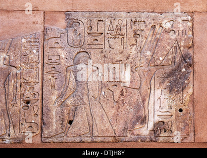 Eingeschnittene Blöcke bilden Teil der rekonstruierten Rote Kapelle oder Chapelle Rouge der Königin Hatshepsut in Open Air Museum Karnak Stockfoto